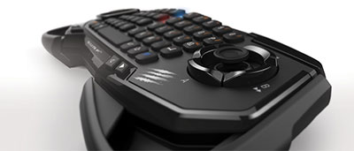 Une manette pour jouer et surfer